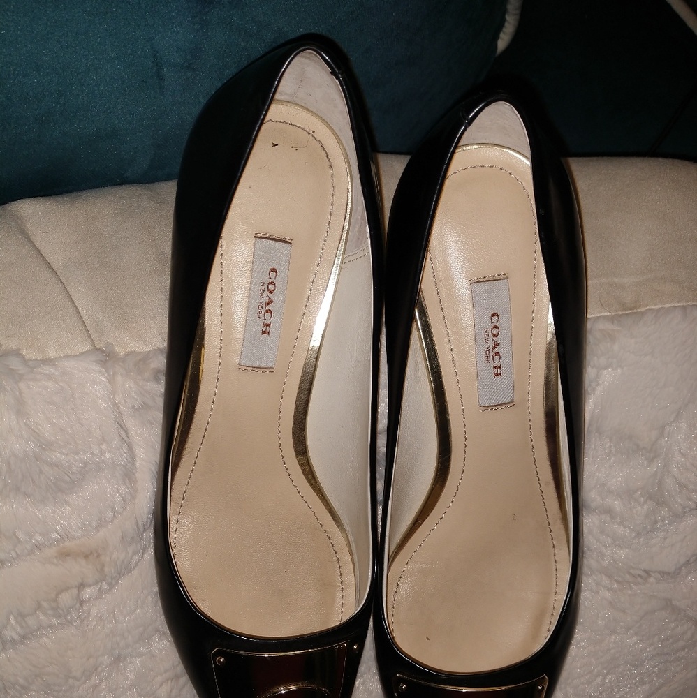 💯 Authentic Coach black leather Kitten heel